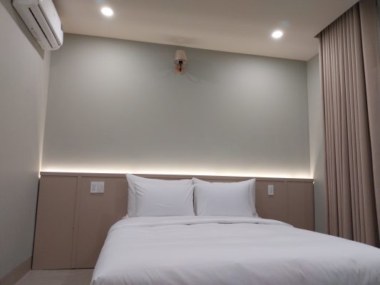 phong deluxe double bedroom large balcony view mat tien chinh - an nhien villa hotel phu my brvt